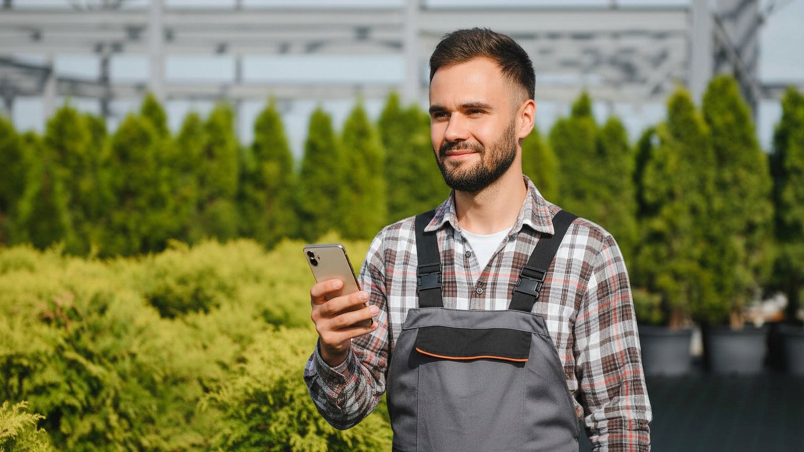 Boomkweker-plant-een-gesprek-met-een-adviseur-van-Flynth