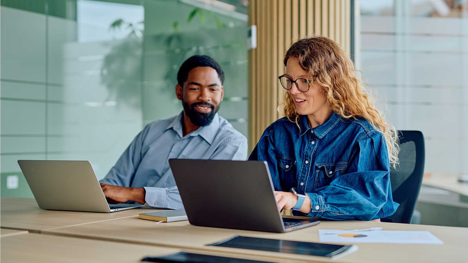Man en vrouw achterlaptop
