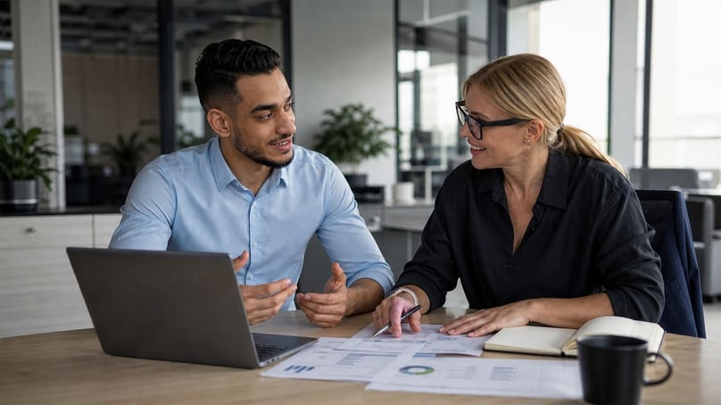Bedrijfsadviseur in gesprek met ondernemer