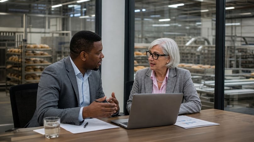 Adviseur en ondernemer in overleg over energie hub