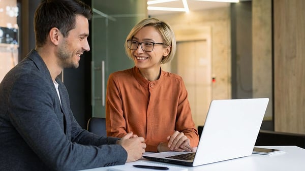 Aan-de-slag-met-Subsidieadvies---adviseur-Flynth-bespreekt-het-met-de-ondernemer