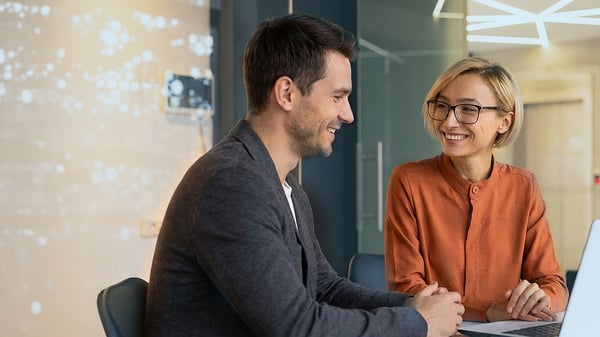 Adviseur-Flynth-in-gesprek-met-ondernemer---aan-de-slag-met-subsidies