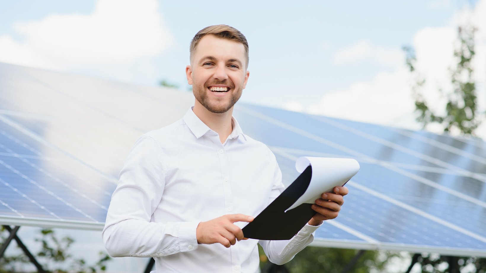 Adviseur-staat-voor-zonnepanelen
