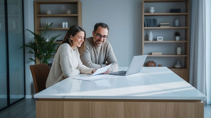 Met-zijn-partner-bespreekt-de-ondernemer-het-voorstel-van-Flynth