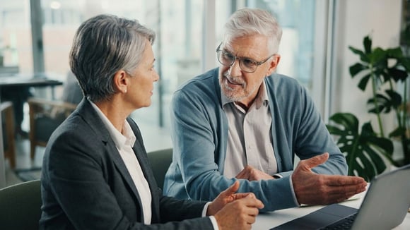 adviseur met melkveehouder in gesprek